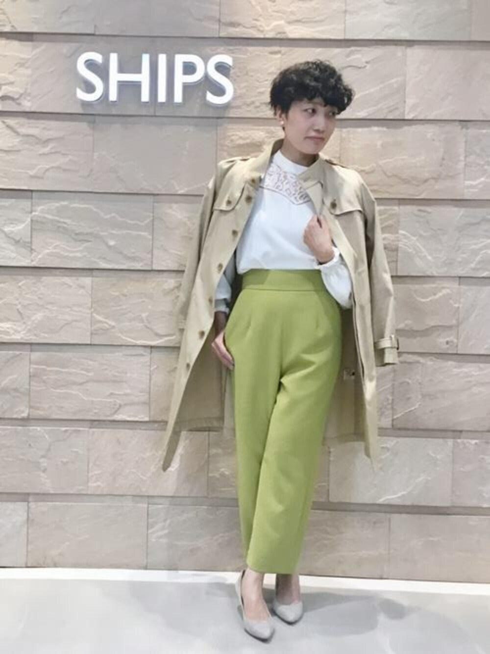 「SHIPSのレースハイネックブラウス（シャツ/ブラウス、ホワイト系）」を使った、本橋さん（レディース・154cm）の冬コーディネートの1枚目の写真