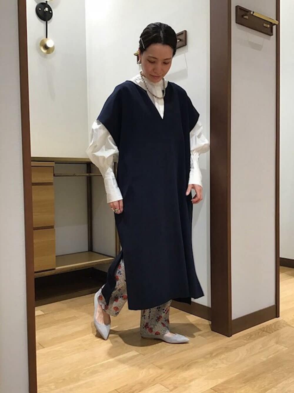 「フラワープリント、ポインテッドトゥ、シップス フォー ウィメン(SHIPS for women)、ボリュームスリーブ、ロングジレ」｜「SHIPSの【SHIPS別注】BENCH MARKING SHIRT:ボリュームタックスリーブシャツ（シャツ/ブラウス、ホワイト系）」を使った、本橋さん（レディース・154cm）の春コーディネートの1枚目の写真