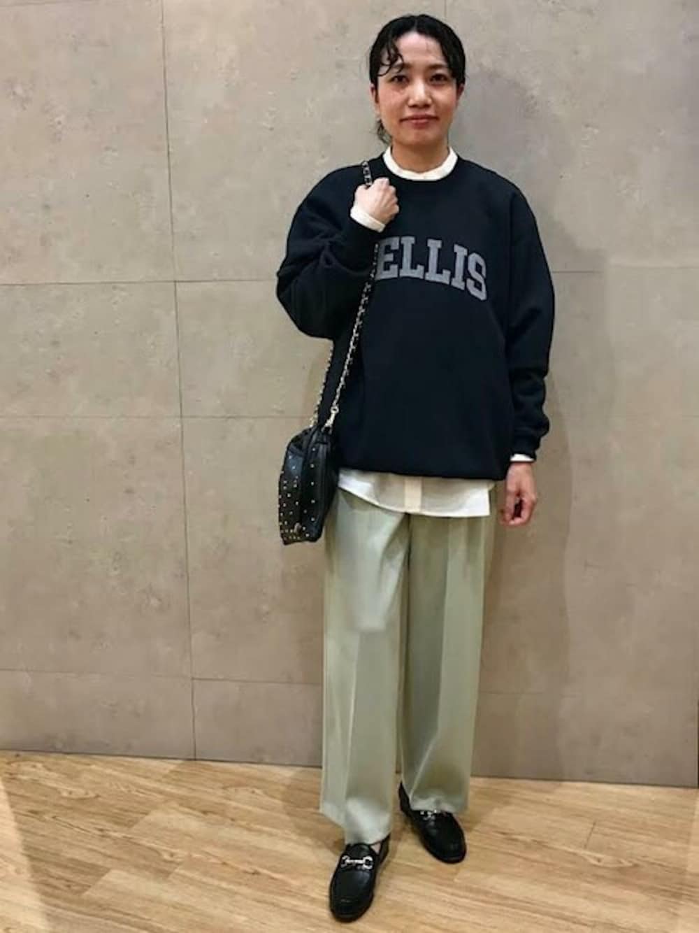 「スウェット、スタッズ、ヴィンテージ、ビットローファー、SHIPS for women、ピンタックシャツ、セミワイドパンツ、Milos、PASCUCCI、odub」｜「OdubのOdub:ヴィンテージ加工ロングスリーブスウェット◆（スウェット、グレー系）」を使った、本橋さん（レディース・154cm）の冬コーディネートの1枚目の写真