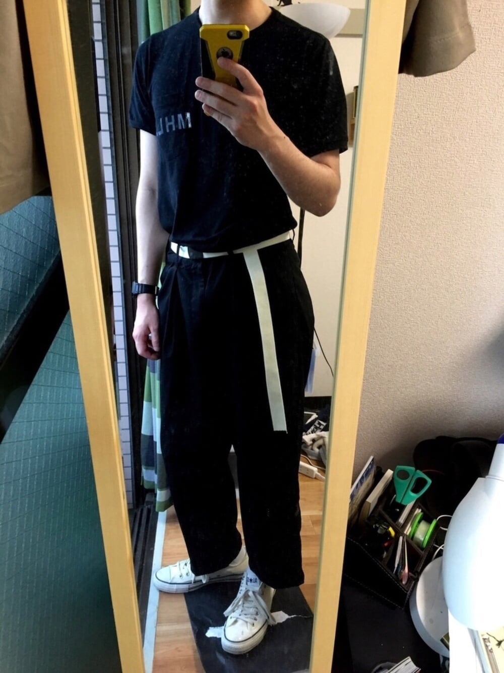 ホワイト系のスニーカー、ブラック系のスラックス、ブラック系のTシャツ/カットソーを着用したメンズの夏コーディネートの1枚目の写真