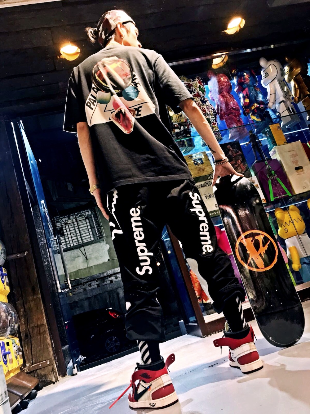「WEARBOOKエントリー、Taiwan、春コーデ、supreme、palace、VLONE、off white、THE TEN」｜「PALACEのアイテム（Tシャツ/カットソー、ブラック系）」を使った、lemonさん（メンズ・177cm）の春コーディネートの1枚目の写真