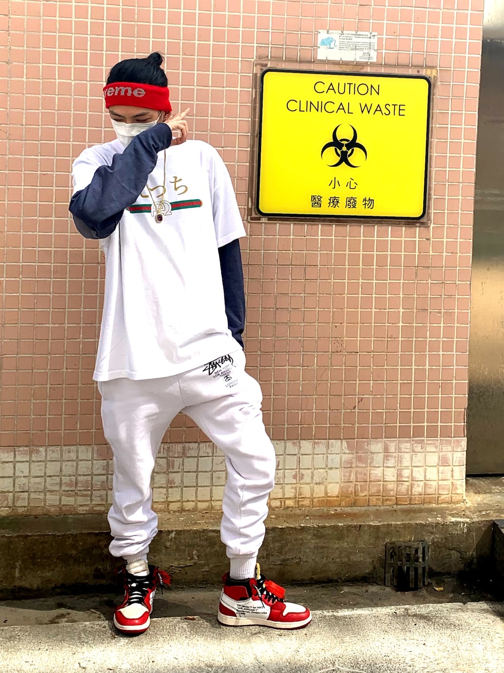「off white、supreme、FR2、white、NIKE、AIR JORDAN」｜「FR2のアイテム（Tシャツ/カットソー、ホワイト系）」を使った、lemonさん（メンズ・177cm）の冬コーディネートの1枚目の写真