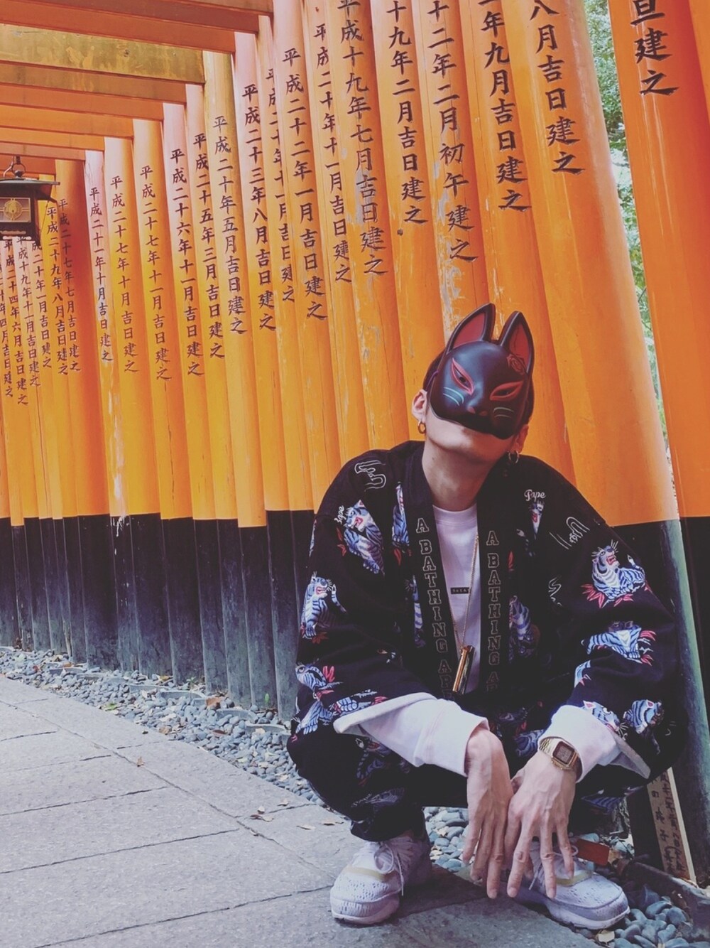 「鳥居、Bape、outfit、black、柄シャツ、京都」｜「A BATHING APEのアイテム（カーディガン/ボレロ、ブラック系）」を使った、lemonさん（メンズ・177cm）の春コーディネートの1枚目の写真