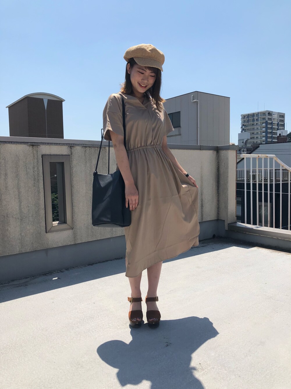 「ワンピース、ベージュ、大人カジュアル、カジュアル、夏、夏コーデ、サンダル、帽子、低身長、屋上」｜「E hyphen world galleryの・ツイルVネックワンピース（ワンピース、ベージュ系）」を使った、ナツミさん（レディース・155cm）の夏コーディネートの1枚目の写真