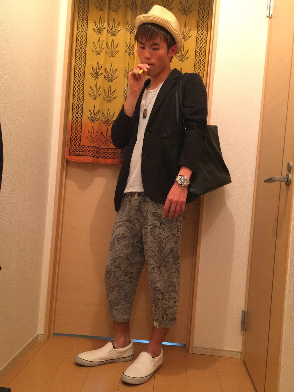 グレー系のその他パンツ、ブラック系のショルダーバッグ、ブラック系のカーディガン/ボレロを着用したメンズの春コーディネートの1枚目の写真