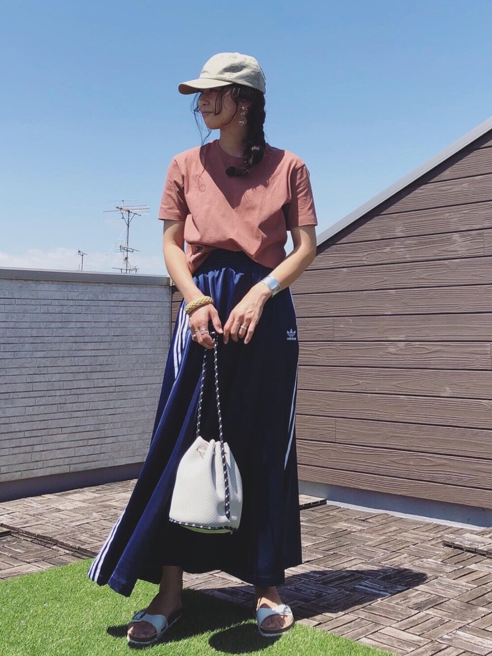 「UNIQLOU、ラクチンコーデ、オトナカジュアル、お洒落さんとつながりたい、プチプラコーデ、シンプルコーデ、ロングスカート、スポーツミックス、ママコーデ、大人カジュアル」｜「UNIQLOのリラックスフィットクルーネックT（半袖）（Tシャツ/カットソー、ブラウン系）」を使った、kaochocoさん（レディース・161cm）の春コーディネートの1枚目の写真