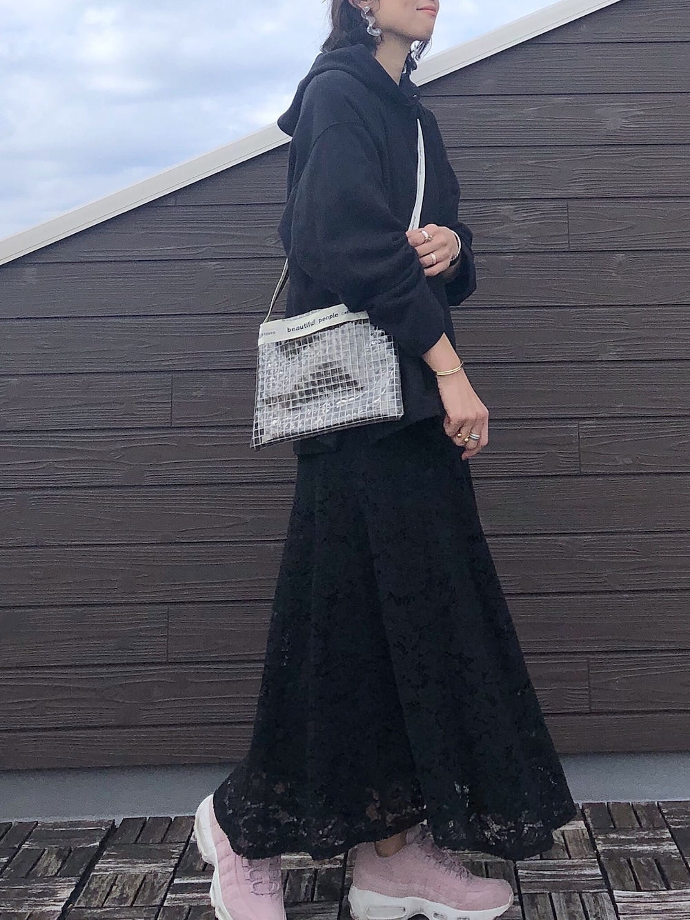 「レース、レーススカート、オールブラック、大人カジュアル、パーカー、おしゃれさんと繋がりたい、きれいめカジュアル、UNIQLO、ハイテクスニーカー、エアマックス」｜「niko and...のコードレースフレアスカート（スカート、ブラック系）」を使った、kaochocoさん（レディース・161cm）の冬コーディネートの1枚目の写真
