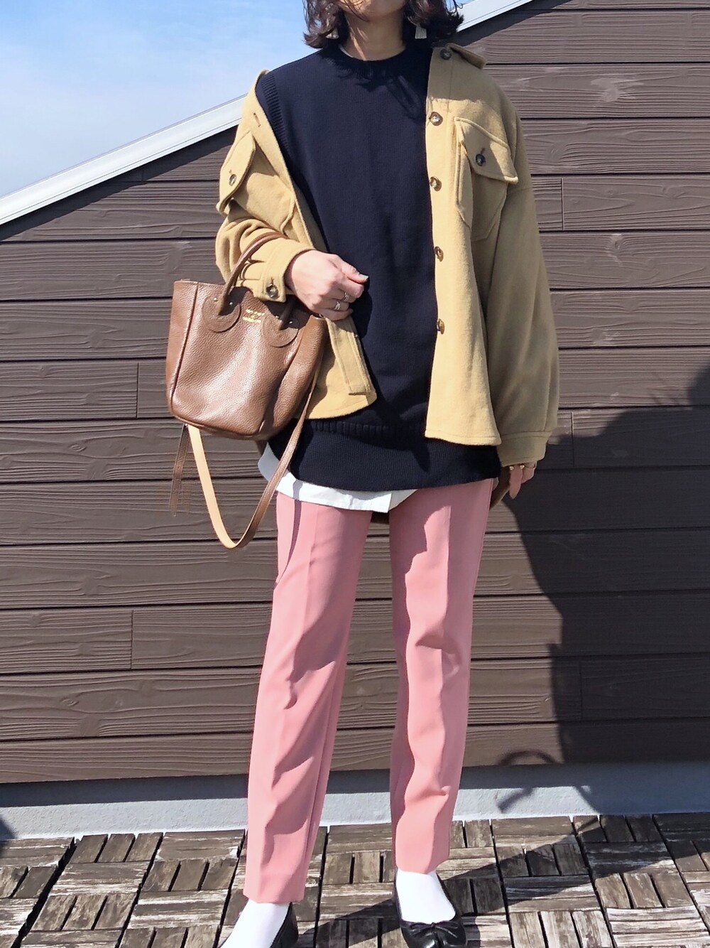 「大人カジュアル、きれいめカジュアル、シンプルコーデ、春コーデ、GUコーデ、ZARA、カラーパンツ、ピンク、オトナ女子、着回しコーデ」｜「le.coeur blancのCPOシャツジャケット（その他アウター、イエロー系）」を使った、kaochocoさん（レディース・161cm）の冬コーディネートの1枚目の写真
