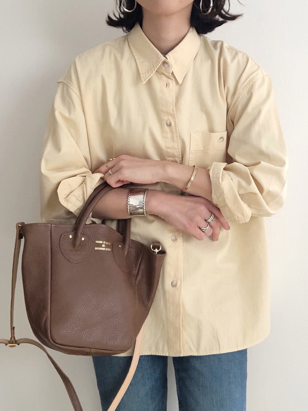 「大人カジュアル、きれいめカジュアル、シンプル、シャツスタイル、着回しコーデ、UNIQLOコーデ、ZARA、デニムコーデ、春コーデ、イエロー」｜「YOUNG&OLSEN The DRYGOODS STOREのYoung&Olsen / PETITE LEATHER TOTE（トートバッグ、ブラウン系）」を使った、kaochocoさん（レディース・161cm）の冬コーディネートの1枚目の写真
