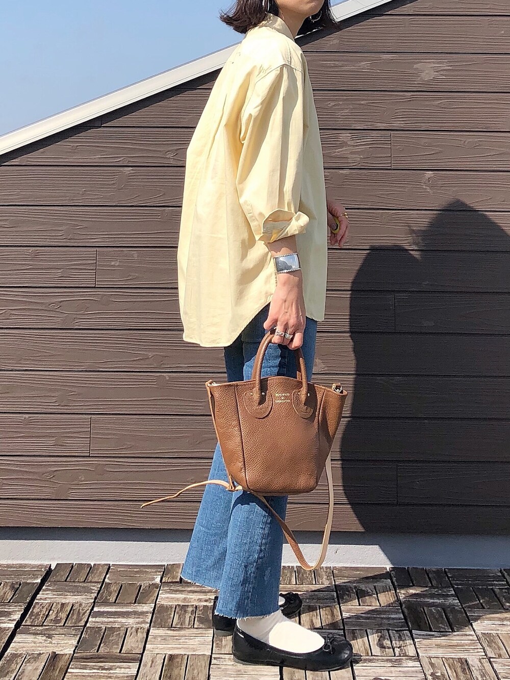 「大人カジュアル、UNIQLO、ZARA、デニムコーデ、シャツスタイル、オーバーサイズシャツ、春コーデ、春色、プチプラ、きれいめカジュアル」｜「YOUNG&OLSEN The DRYGOODS STOREのYoung&Olsen / PETITE LEATHER TOTE（トートバッグ、ブラウン系）」を使った、kaochocoさん（レディース・161cm）の冬コーディネートの1枚目の写真