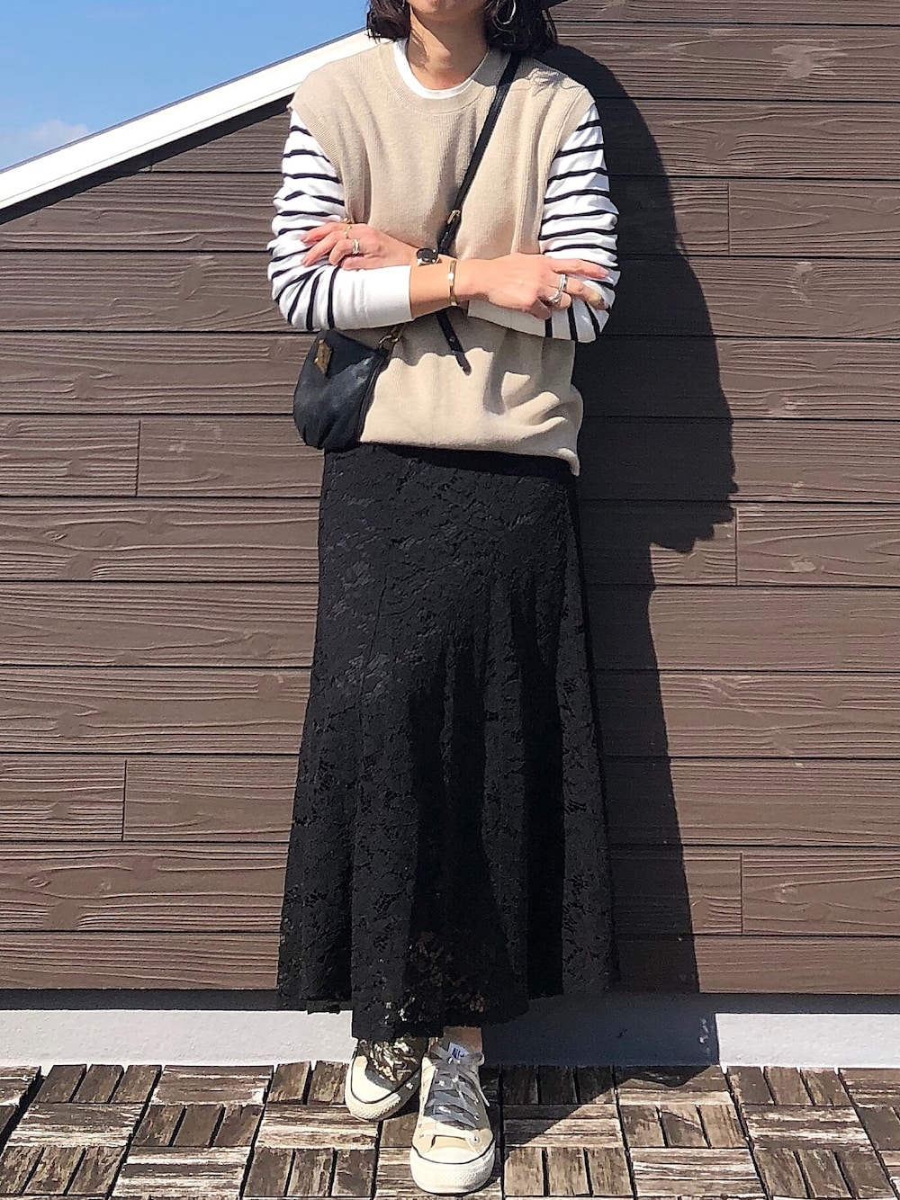 「お洒落さんとつながりたい、大人カジュアル、きれいめカジュアル、converse、スニーカーコーデ、ベスト、キレイめ、レーススカート、UNIQLO、プチプラ」｜「CONVERSEのCONVERSE/コンバース　CANVAS ALLSTAR COLORS OX/キャンバスオールスターカラーズオックススニーカー（スニーカー、ベージュ系）」を使った、kaochocoさん（レディース・161cm）の冬コーディネートの1枚目の写真