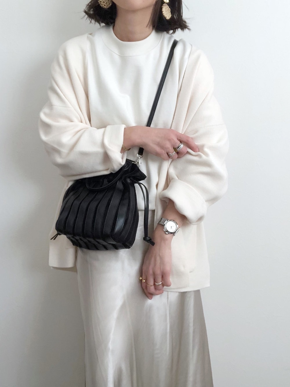 「大人カジュアル、UNIQLO、ZARA、きれいめカジュアル、シンプル、シンプルコーデ、サテンスカート、ワントーンコーデ、大人かわいい、オトナカジュアル」｜「BEAUTY&YOUTH UNITED ARROWSのBY∴ コンビパネルミニドローストトートバッグ -2WAY-（トートバッグ、ブラック系）」を使った、kaochocoさん（レディース・161cm）の冬コーディネートの1枚目の写真