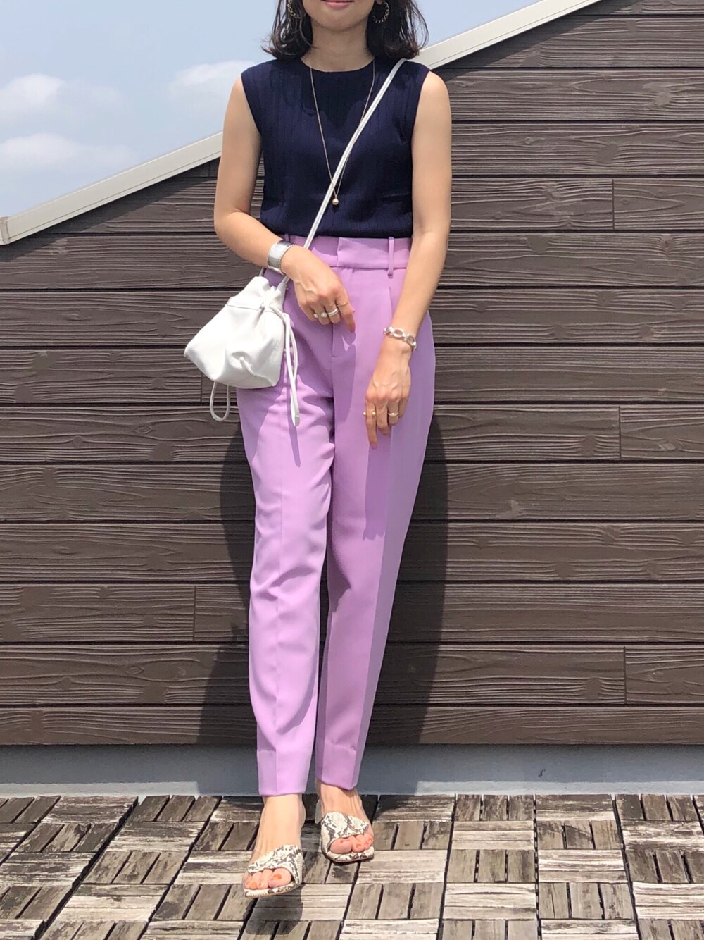 「夏コーデ、リブニット、ノースリーブ、大人女子、きれいめカジュアル、カラーパンツ、プチプラ、Pierrot、リブ　、着回しコーデ」｜「Pierrotの選べるノースリーブリブニット（ニット/セーター、ブルー系）」を使った、kaochocoさん（レディース・161cm）の夏コーディネートの1枚目の写真
