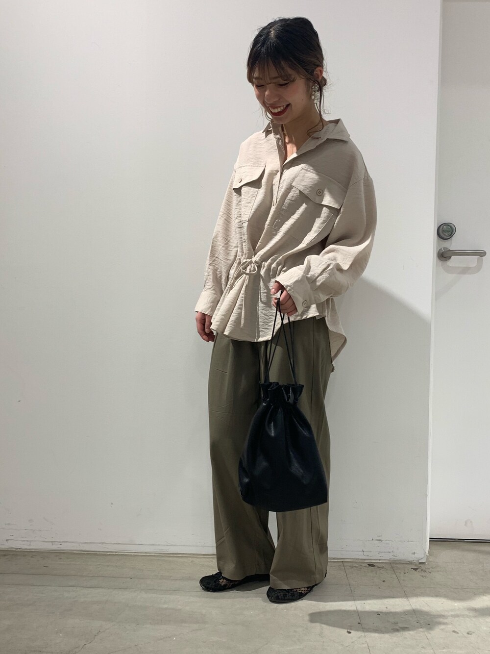 「春コーデ、オトナカジュアル、パンツスタイル、プチプラ、シンプル、リネン、リネンパンツ、ストレートパンツ、巾着バッグ、いいね、save、フォローお願いします🤑」｜「koeのポケットドロストシャツ（シャツ/ブラウス、ホワイト系）」を使った、sorさん（レディース・158cm）の春コーディネートの1枚目の写真