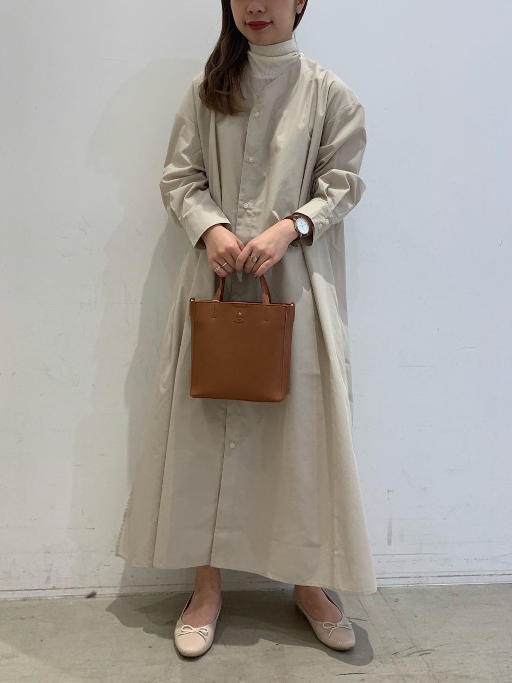 「春コーデ、シンプルコーデ、大人コーデ、休日スタイル、きれいめカジュアル、シースルー、ロングワンピース、シャツワンピ、バレーシューズ、いいね、save、フォローお願いします🤑」｜「koeのシアカットリブプルオーバー＊（Tシャツ/カットソー、ホワイト系）」を使った、sorさん（レディース・158cm）の春コーディネートの1枚目の写真