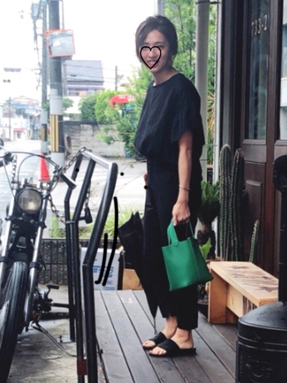 「休日スタイル、オールブラック、オトナカジュアル、outfit、雨の日コーデ、ブラック、黒、シンプル、ブラックコーデ、グリーン」｜「titivateのｼﾝﾌﾟﾙｽﾄﾚｰﾄﾊﾟﾝﾂ（その他パンツ、ブラック系）」を使った、カルキンさん（レディース・158cm）の夏コーディネートの1枚目の写真