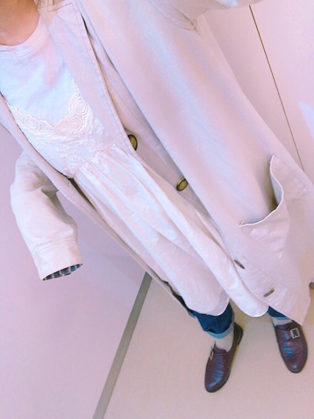 グレー系のその他アウター、ホワイト系のワンピース/ドレス、ブルー系のデニムパンツを着用したレディースの春コーディネートの1枚目の写真