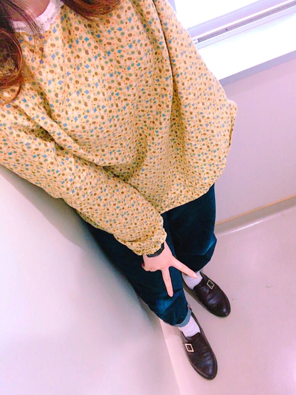 グレー系のその他アウター、イエロー系のトップス、ブルー系のデニムパンツを着用したレディースの春コーディネートの1枚目の写真