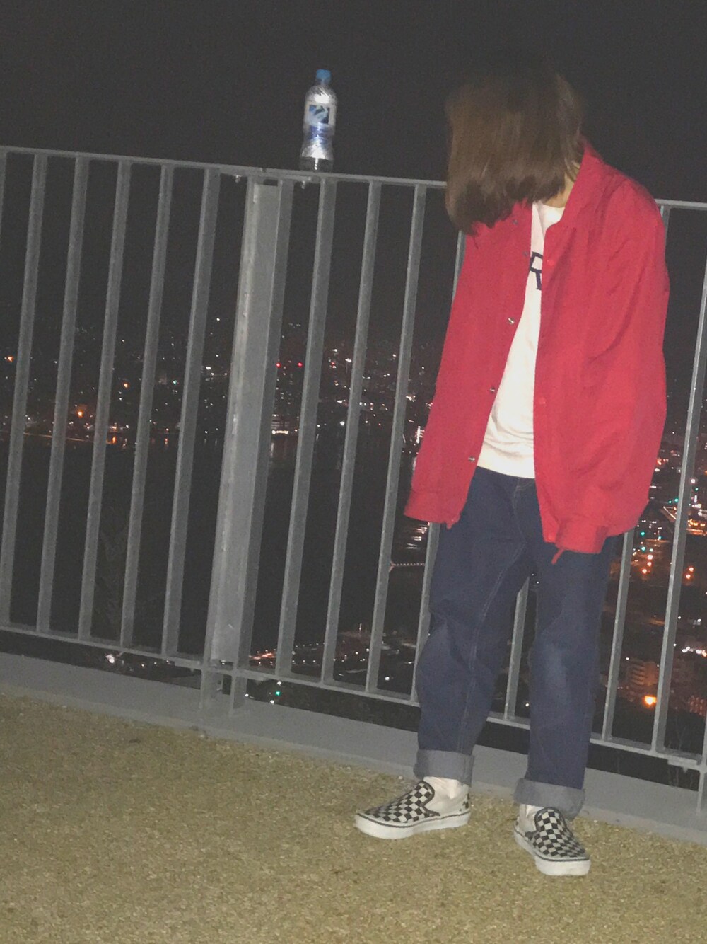 ホワイト系のTシャツ/カットソー、ブルー系のデニムパンツ、その他のスリッポンを着用したレディースの冬コーディネートの1枚目の写真