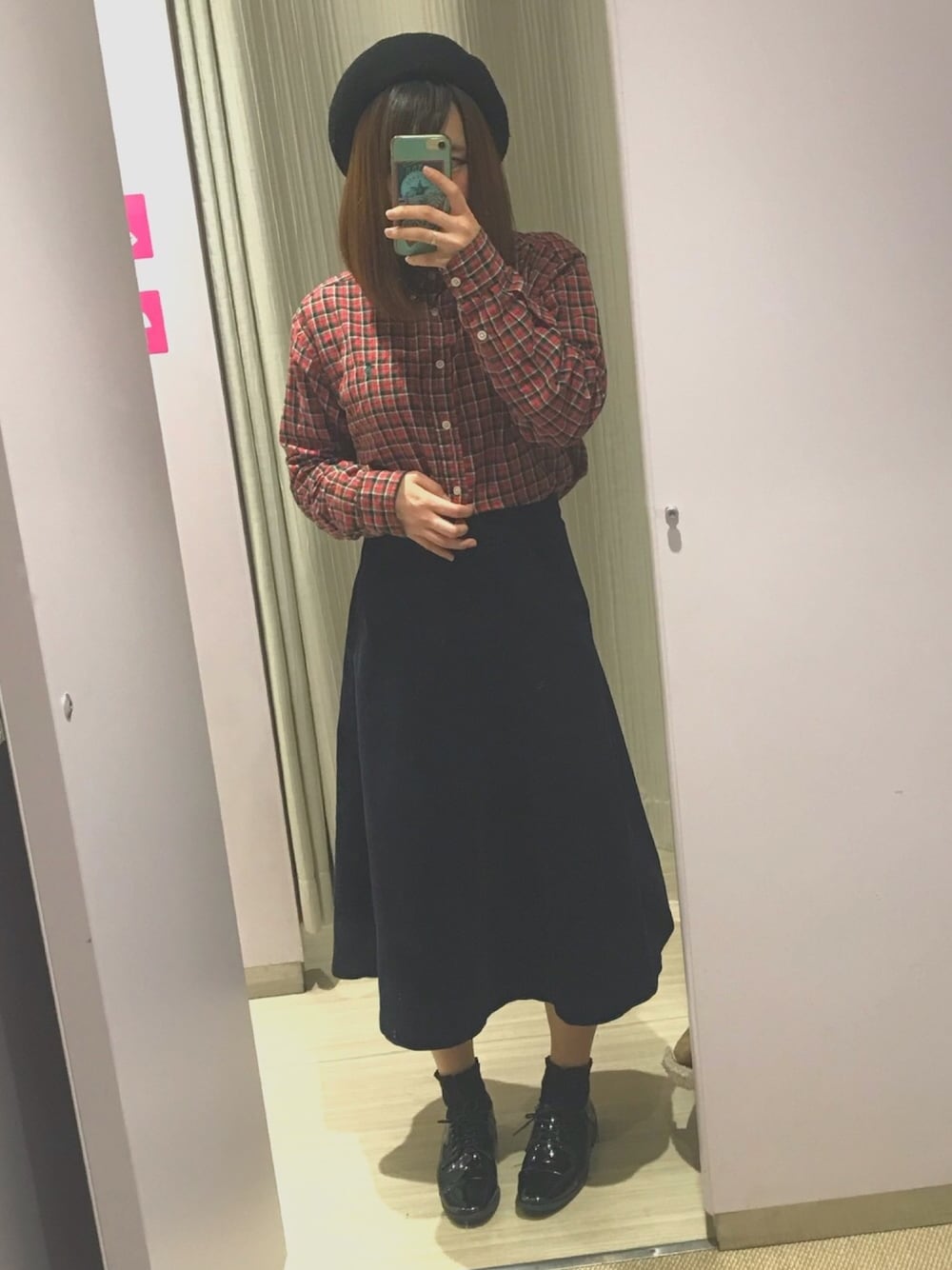 その他のシャツ/ブラウス、ブルー系のスカート、ブラック系のシューズを着用したレディースの冬コーディネートの1枚目の写真