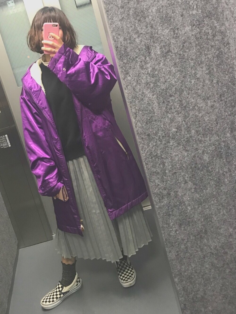 ホワイト系のTシャツ/カットソー、ブラック系のスウェット、グレー系のスカートを着用したレディースの春コーディネートの1枚目の写真