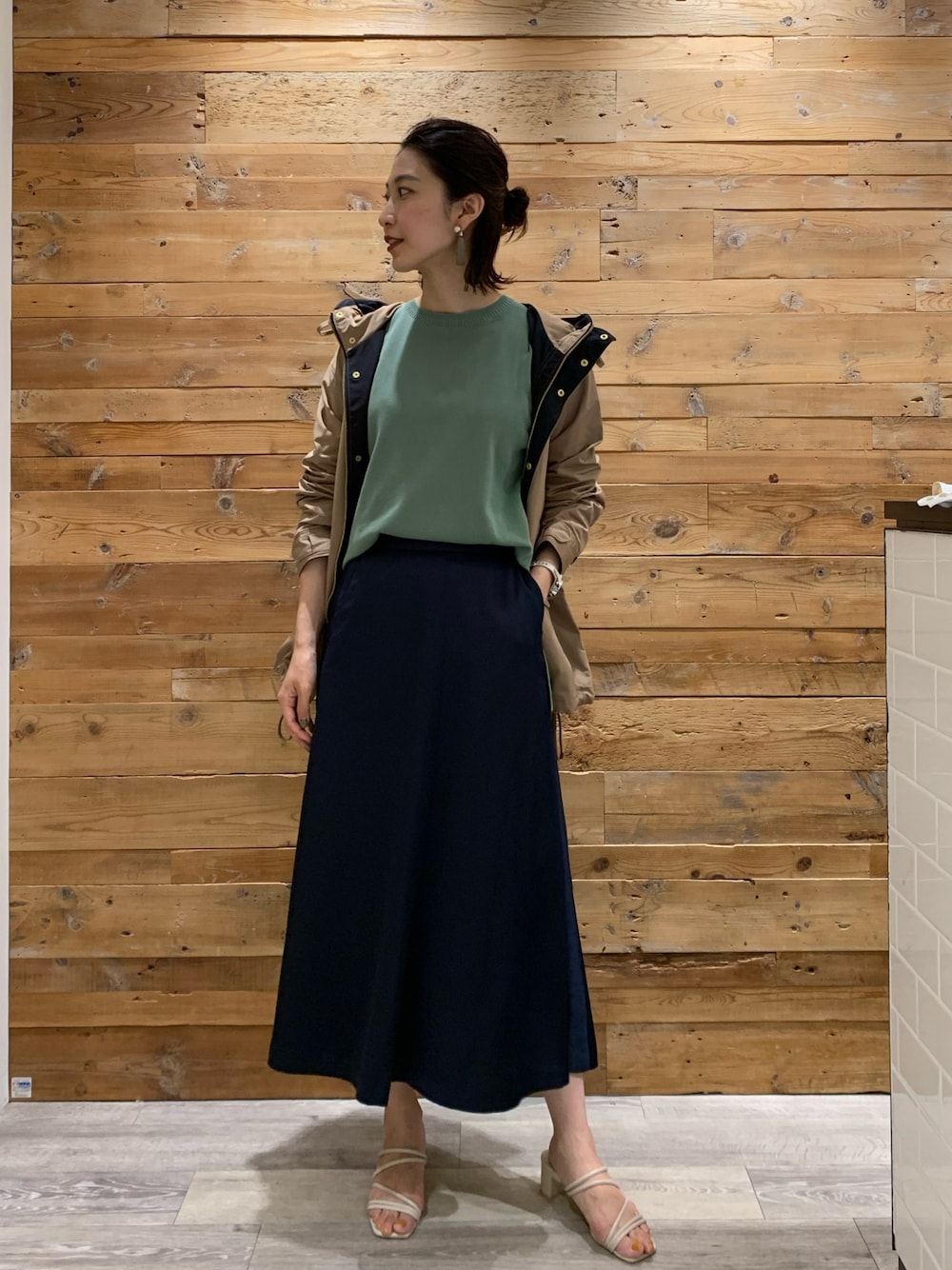 「マウンテンパーカー、ニット、秋アウター、フレアスカート、サテン、高身長女子、きれいめカジュアル、オトナカジュアル、オトナ女子、ハンサムコーデ」｜「BARNYARDSTORMのBARNYARDSTORM / Tシャツニット（ニット/セーター、グリーン系）」を使った、sai1211さん（レディース・170cm）の秋コーディネートの1枚目の写真