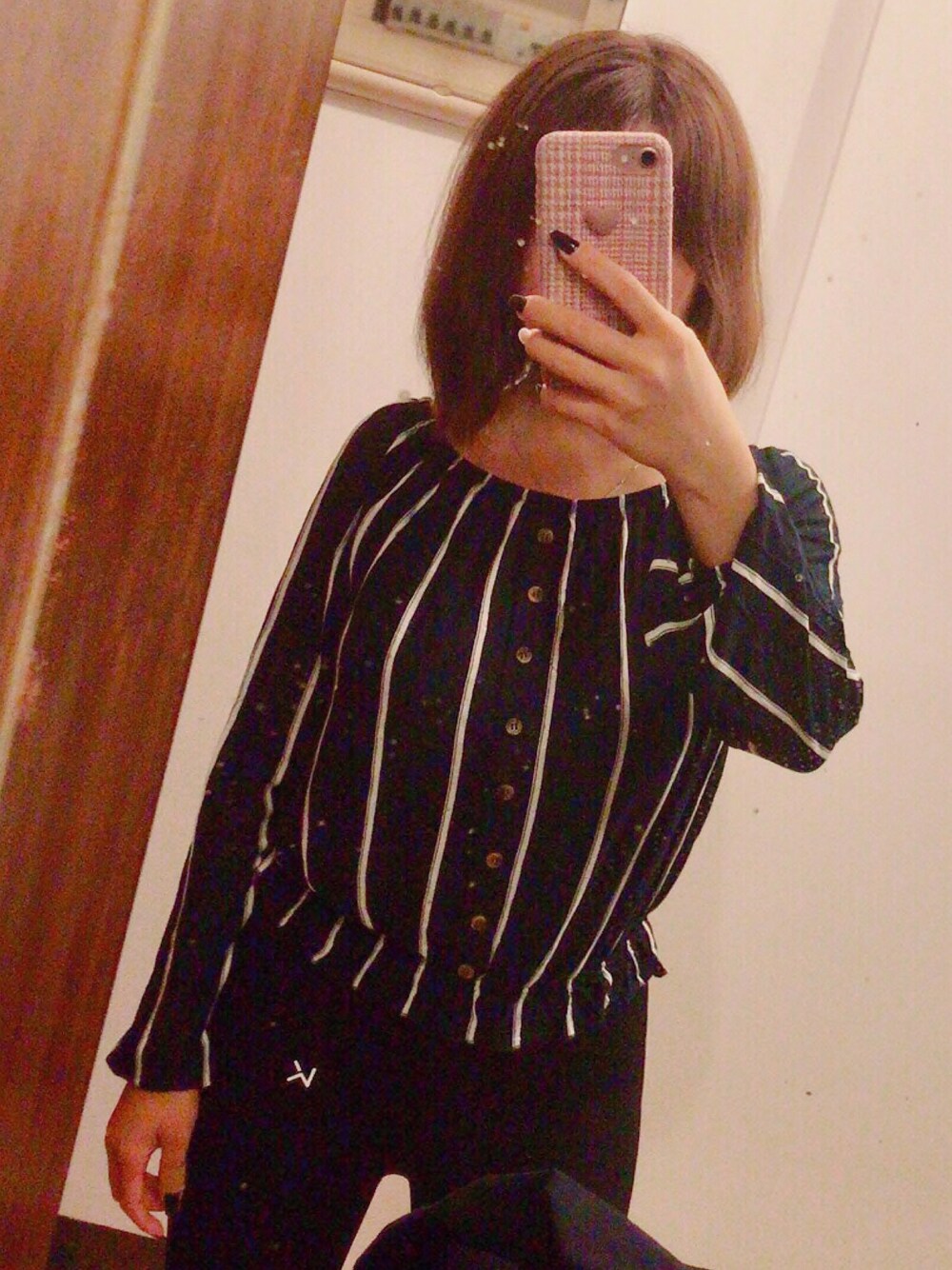 「H&Mのアイテム（Tシャツ/カットソー、ブルー系）」を使った、Kaylin Luさん（レディース・155cm）の冬コーディネートの1枚目の写真