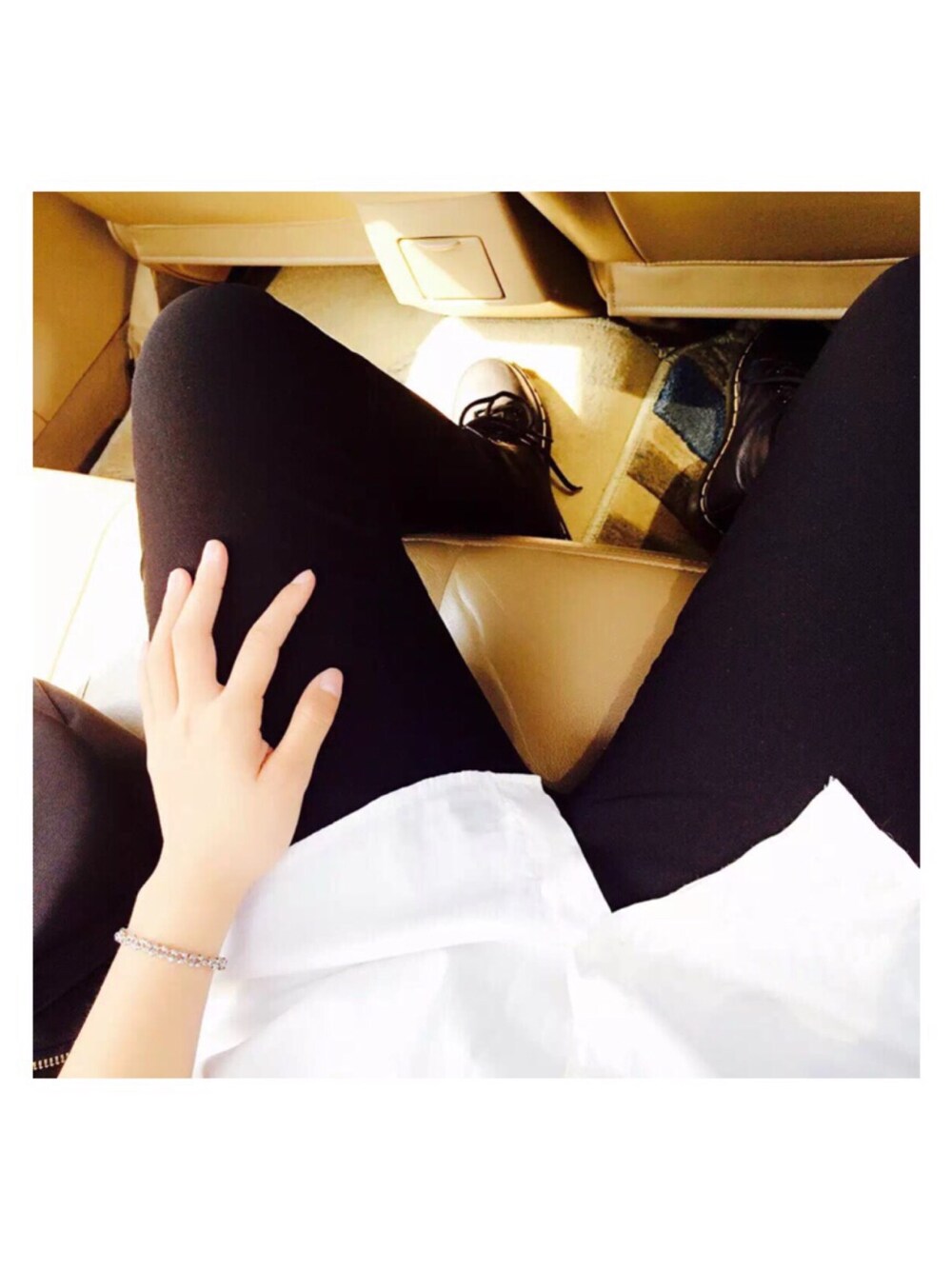 「Dr. Martensのアイテム（ブーツ、ブラック系）」を使った、Kaylin Luさん（レディース・155cm）の冬コーディネートの1枚目の写真
