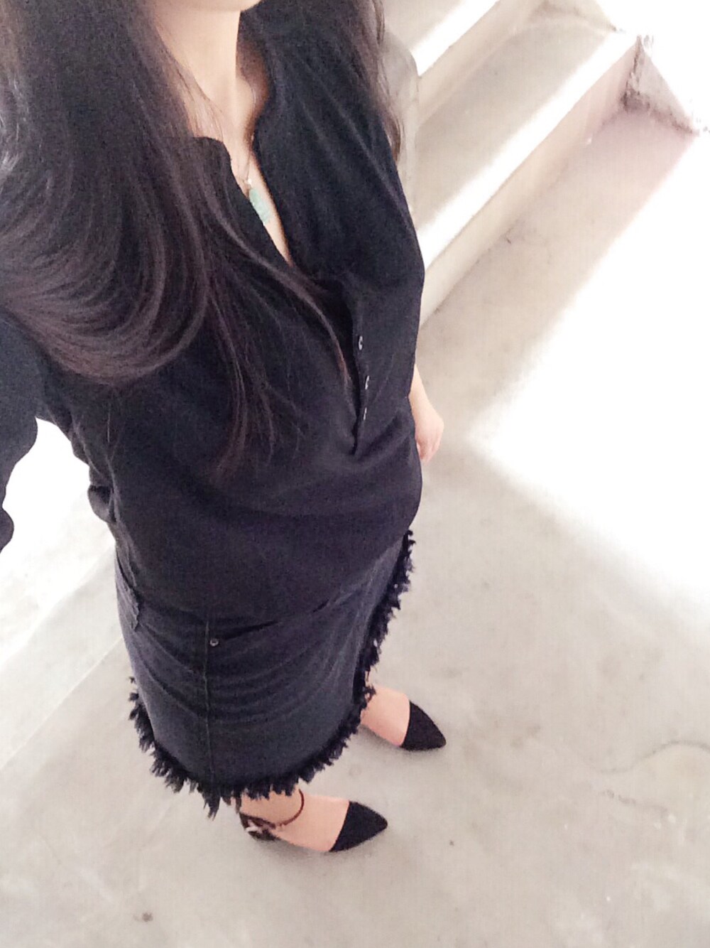 ブラック系のTシャツ/カットソー、ブラック系のデニムスカートを着用したレディースの冬コーディネートの1枚目の写真