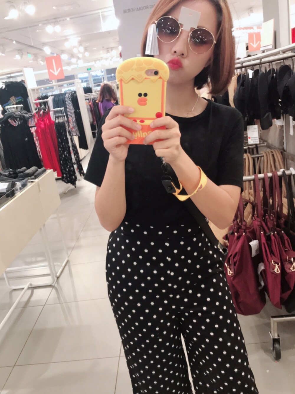 ブラック系のTシャツ/カットソー、ゴールド系のサングラスを着用したレディースの冬コーディネートの1枚目の写真