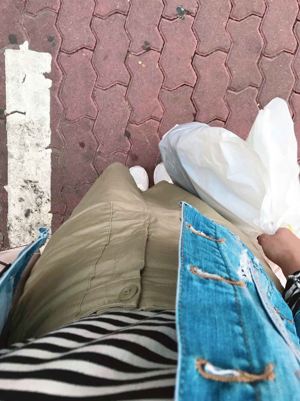 ベージュ系のスカート、ブルー系のデニムジャケットを着用したレディースの冬コーディネートの1枚目の写真