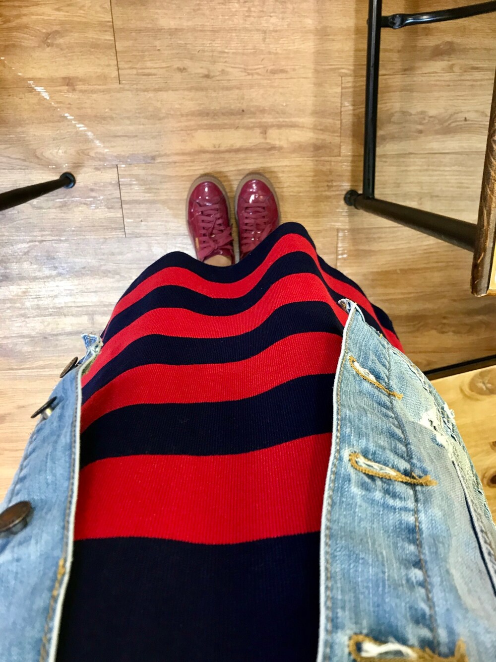 レッド系のスニーカーを着用したレディースの冬コーディネートの1枚目の写真