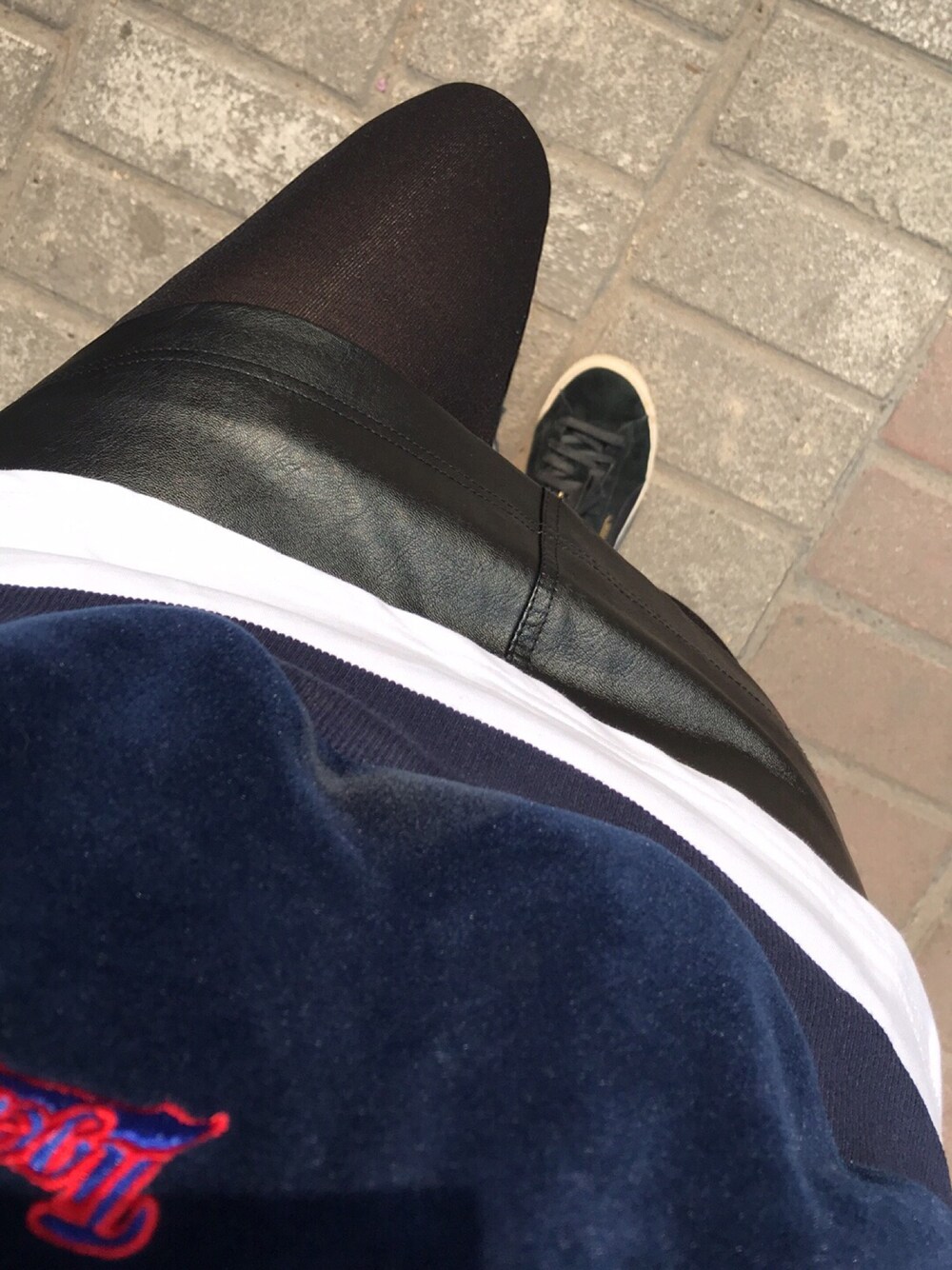 ブラック系のスニーカー、ブルー系のパーカーを着用したレディースの冬コーディネートの1枚目の写真