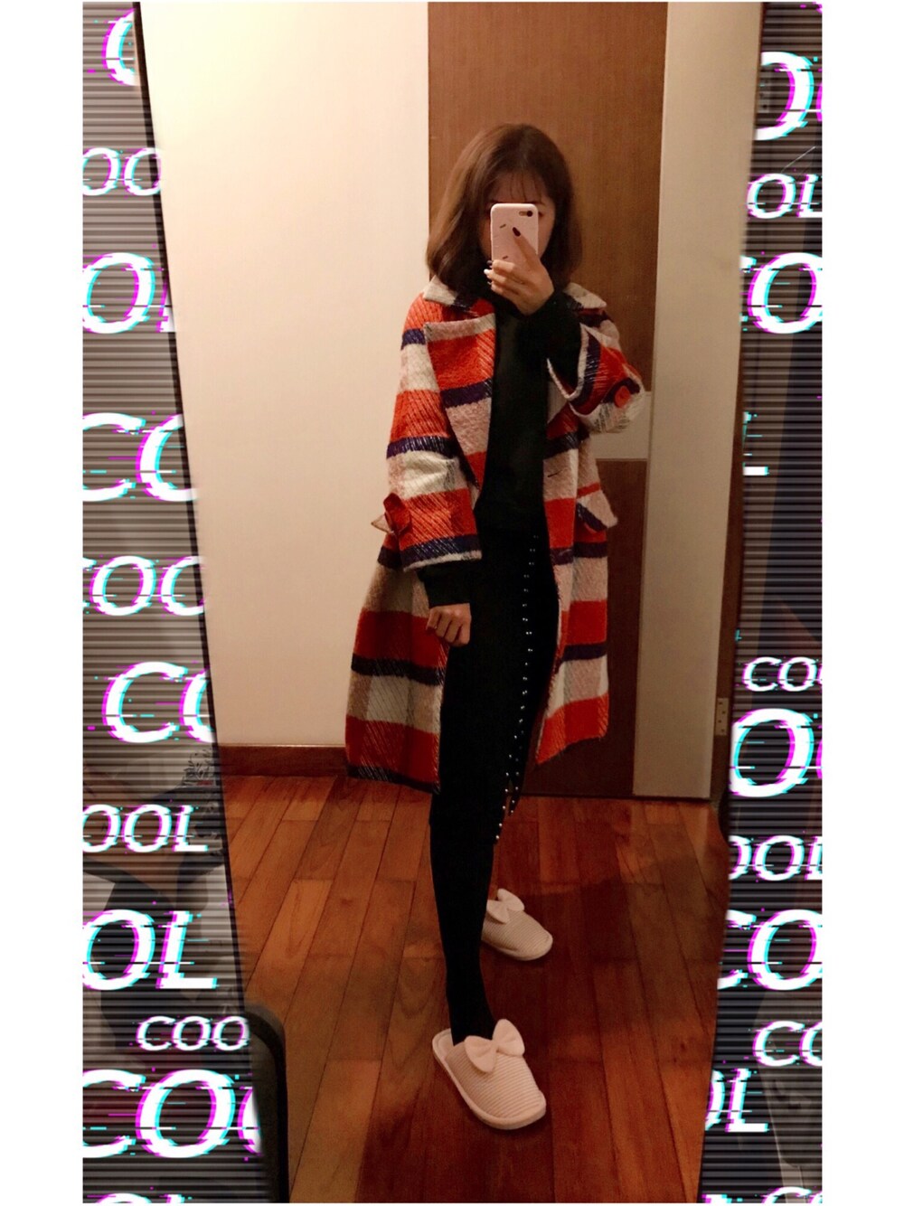 ブラック系のスカート、ブラック系のパーカーを着用したレディースの冬コーディネートの1枚目の写真