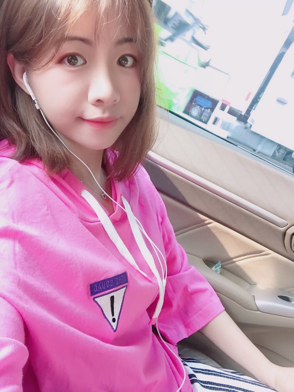 ピンク系のTシャツ/カットソー、ホワイト系のチノパンツを着用したレディースの春コーディネートの1枚目の写真