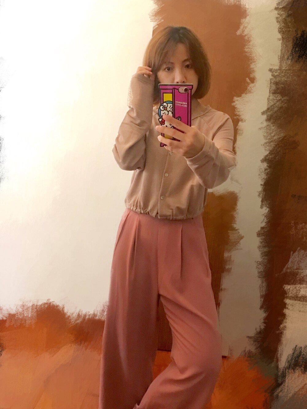 「chuuのアイテム（シャツ/ブラウス、ベージュ系）」を使った、Kaylin Luさん（レディース・155cm）の春コーディネートの1枚目の写真