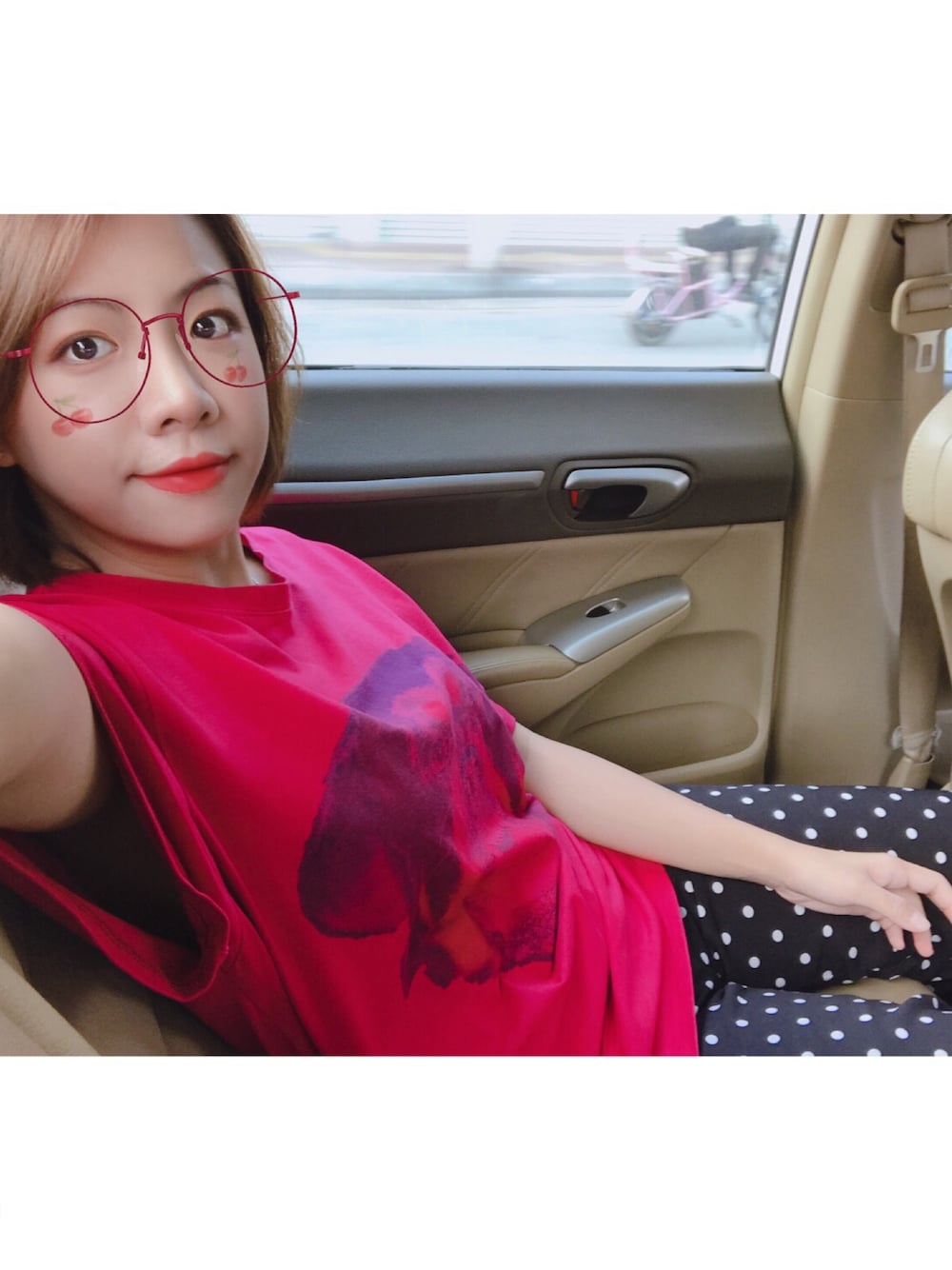 「MONKIのアイテム（チノパンツ、ブラック系）」を使った、Kaylin Luさん（レディース・155cm）の夏コーディネートの1枚目の写真