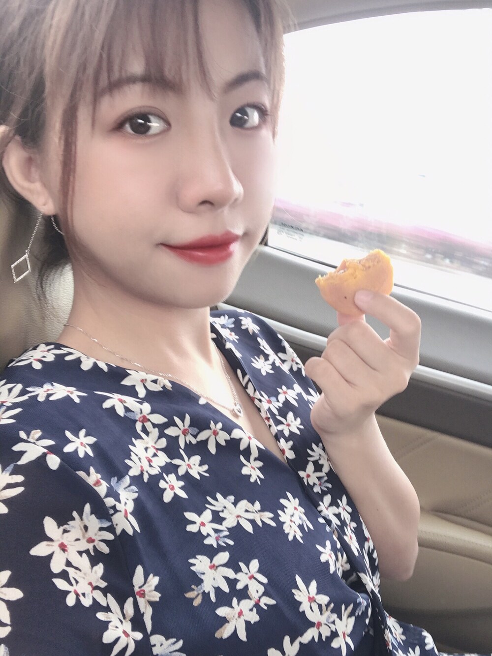 「Lilyのアイテム（チュニック、ブルー系）」を使った、Kaylin Luさん（レディース・155cm）の秋コーディネートの1枚目の写真