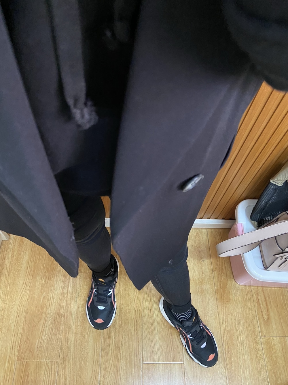 「H&Mのアイテム（パーカー、ブラック系）」を使った、Kaylin Luさん（レディース・155cm）の冬コーディネートの1枚目の写真