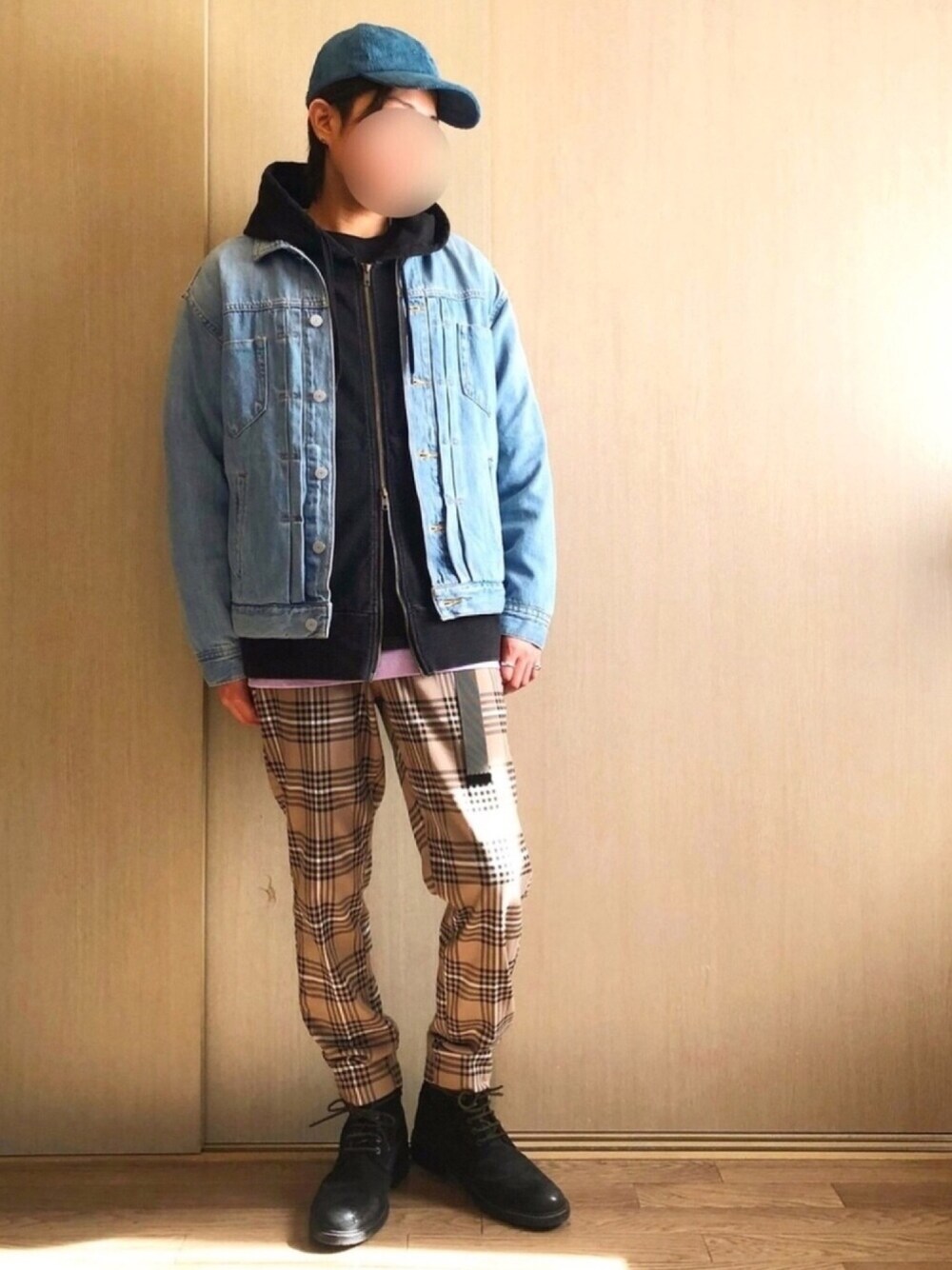 「秋のコーデ、オトナカジュアル、ゆるコーデ、低身長、キャップ、チェックパンツ、おしゃれさんと繋がりたい、いいね、save、フォローお願いします🤑、レイヤードスタイル、ブーツ」｜「ChampionのChampion×relume / 別注チャンピオン コーデュロイキャップ#（キャップ、ブルー系）」を使った、ⓨⓤ-ⓨⓐ.さん（メンズ・165cm）の秋コーディネートの1枚目の写真