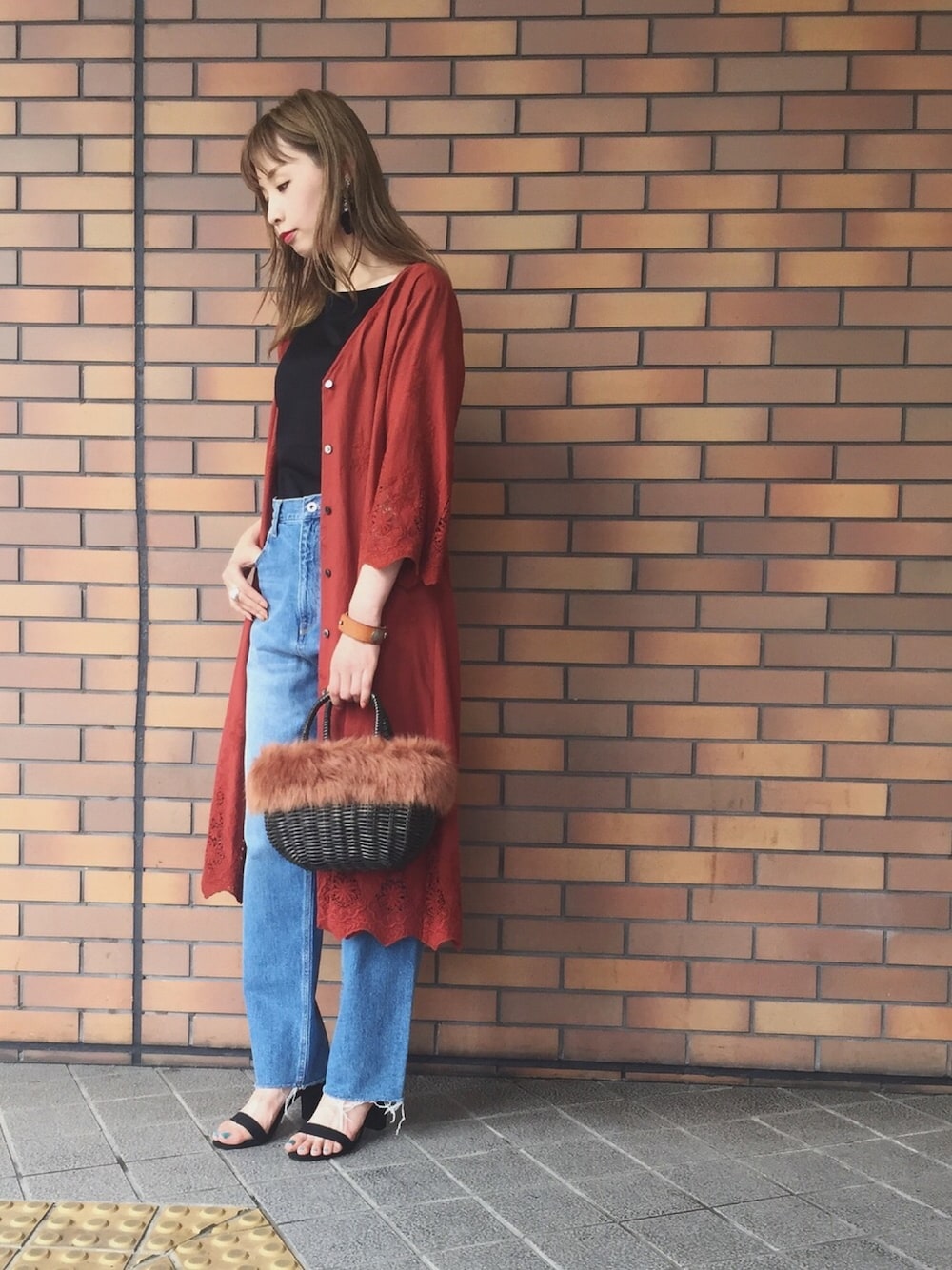 「レース、ガウン、大人カジュアル、ブラウン、サンダル、オフショルダー、かごバッグ、URBAN RESEARCH、刺繍レース、秋コーデ」｜「URBAN RESEARCHの刺繍レースガウン（その他アウター、ブラウン系）」を使った、NAGASE RIRIKAさん（レディース・160cm）の夏コーディネートの1枚目の写真