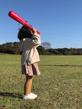 「アイテム（スカート、ブラウン系）」を使った、hina さん（キッズ・110cm）の秋コーディネート