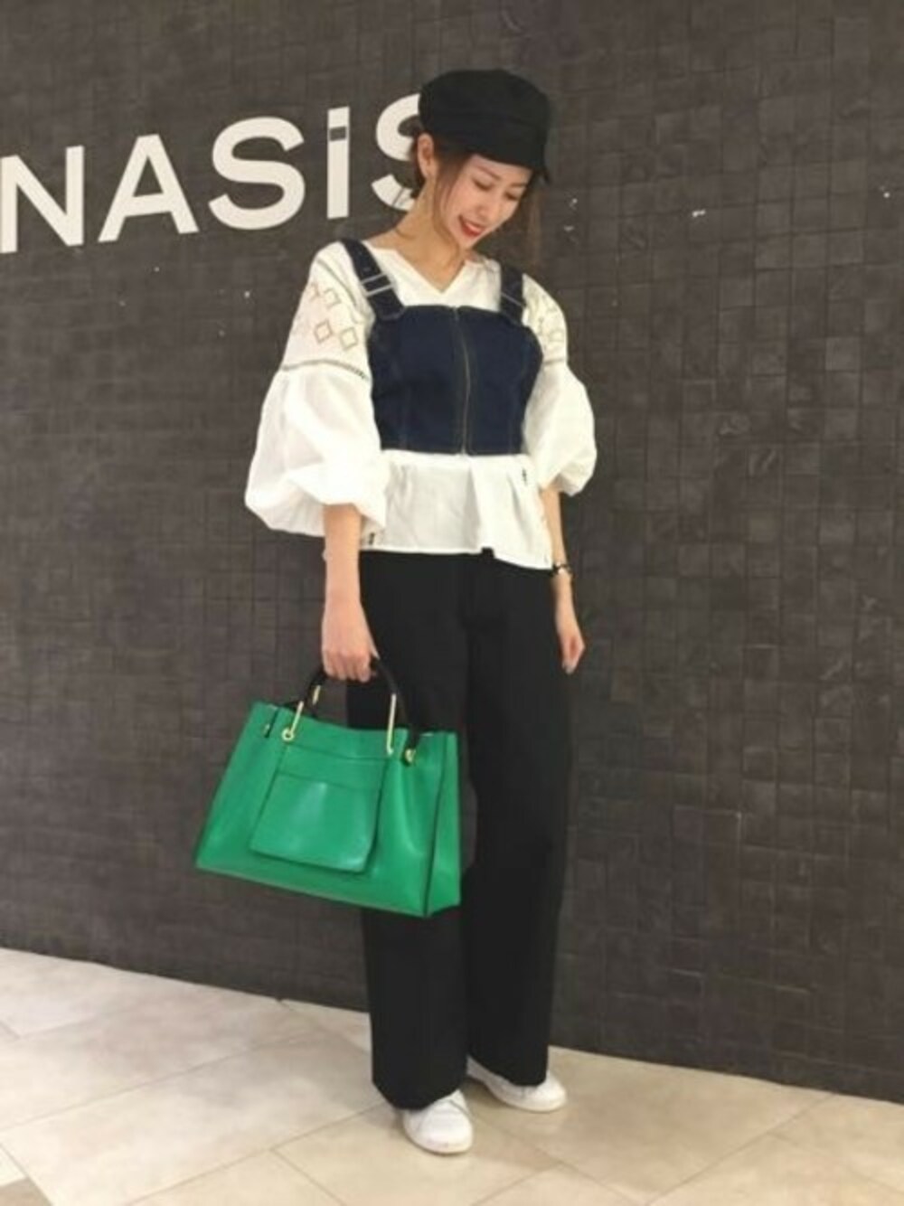 「ブラウス、グリーン、刺繍、JEANASiS、ジーナシス、ビスチェ、ワイドパンツ、春コーデ、マリンキャップ」｜「JEANASISのヨウリュウシシュウブラウス/780594（シャツ/ブラウス、ホワイト系）」を使った、JEANASIS エスパル仙台店STAFFさん（レディース・165cm）の冬コーディネートの1枚目の写真