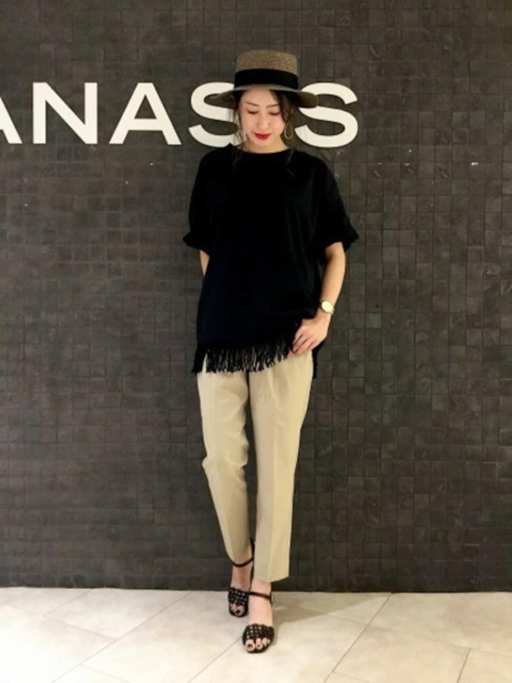 「ブラック、Tシャツ、JEANASiS、ジーナシス、トップス、フリンジ、サンダル、タックイン、タックパンツ、スリムパンツ」｜「JEANASISのスソフリンジBIGTEE/795382（Tシャツ/カットソー、ブラック系）」を使った、JEANASIS エスパル仙台店STAFFさん（レディース・165cm）の春コーディネートの1枚目の写真