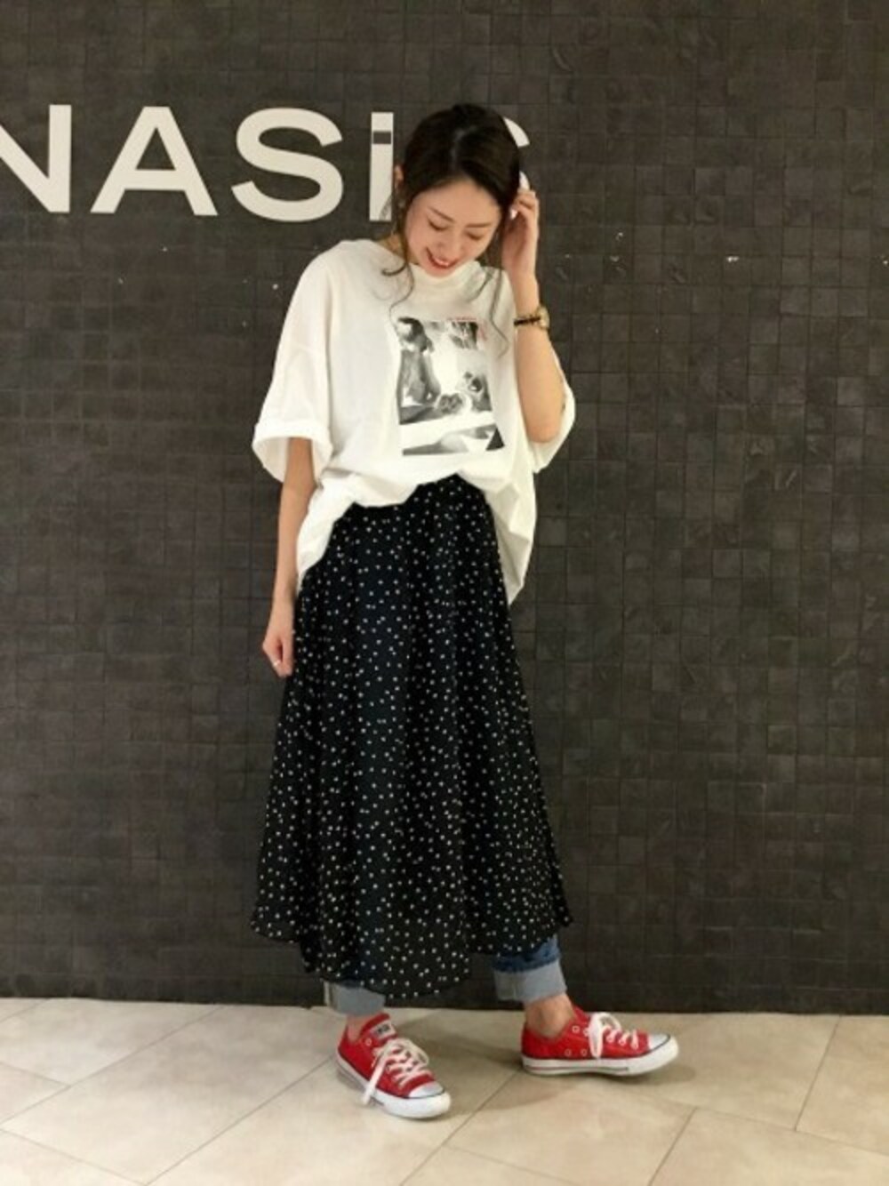 「デニム、スカート、Tシャツ、ドット、JEANASiS、レイヤードスタイル、ジーナシス、シフォン、ジェギンス、スリット」｜「JEANASISのBIGフォトプリントTEE/795835（Tシャツ/カットソー、ホワイト系）」を使った、JEANASIS エスパル仙台店STAFFさん（レディース・165cm）の春コーディネートの1枚目の写真