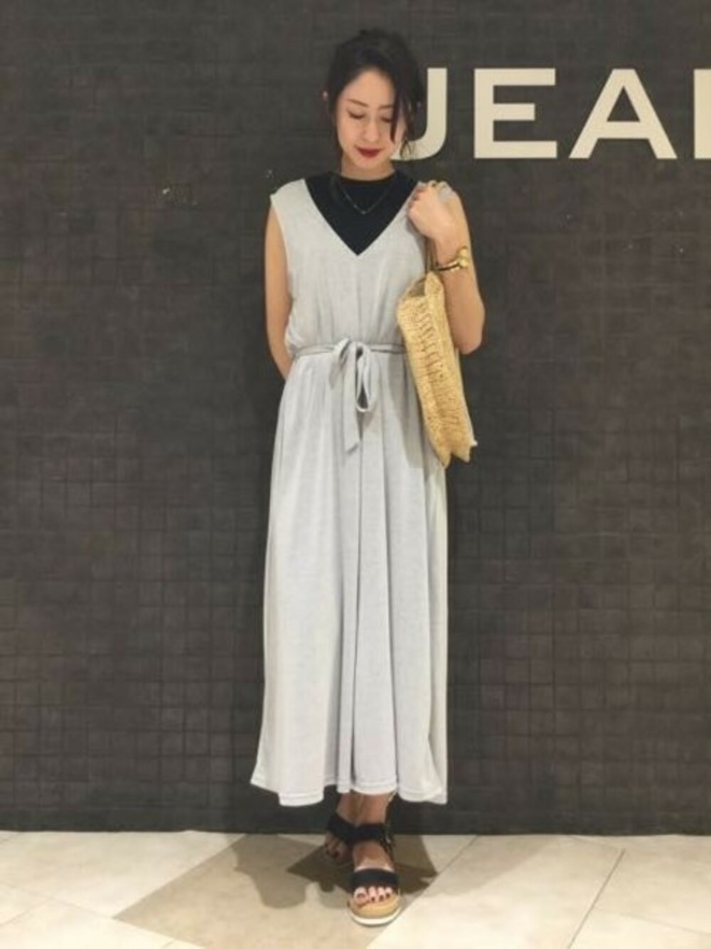 「ワンピース、サロペット、ハイネック、Vネック、JEANASiS、ジーナシス、サンダル、ノースリーブ、初夏」｜「JEANASISのサンドウォッシュVサロペ/796177（サロペット/オーバーオール、グレー系）」を使った、JEANASIS エスパル仙台店STAFFさん（レディース・165cm）の春コーディネートの1枚目の写真