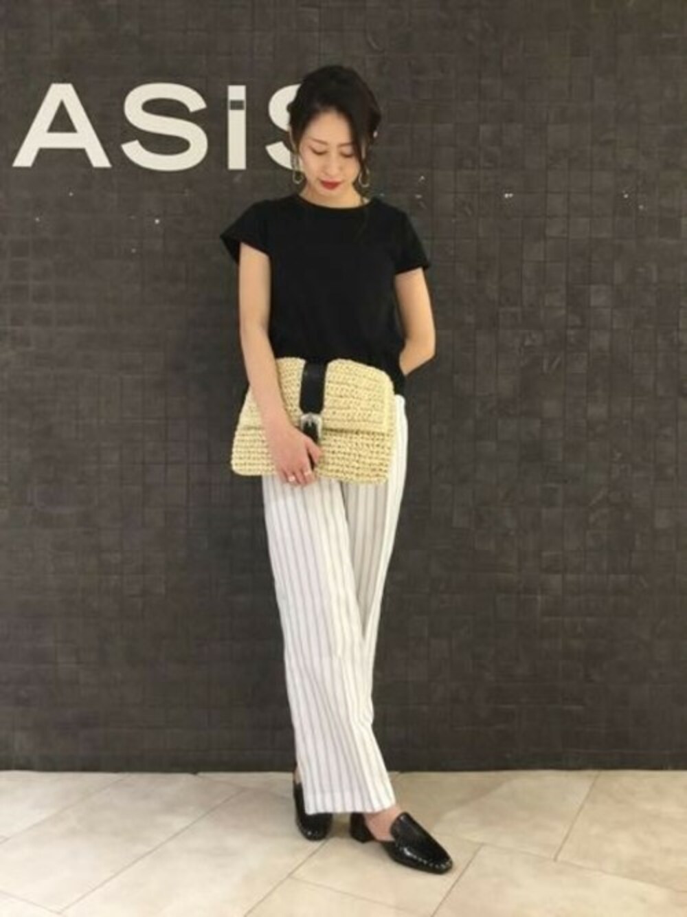 「シンプル、クラッチバッグ、Tシャツ、JEANASiS、ストライプ、モノトーン、ジーナシス、パンツスタイル、マニッシュシューズ」｜「JEANASISのBASICTEE/794799（Tシャツ/カットソー、ブラック系）」を使った、JEANASIS エスパル仙台店STAFFさん（レディース・165cm）の春コーディネートの1枚目の写真