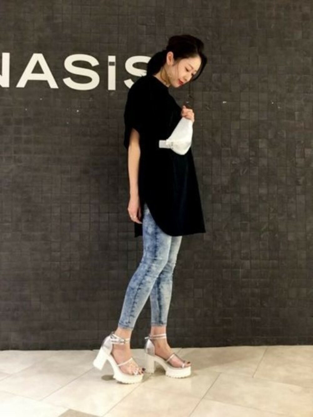 「デニム、ビッグシルエット、ブラック、Tシャツ、JEANASiS、ジーナシス、サンダル、スキニーデニム、スリット、BigT」｜「JEANASISのスリットBIGTEE/795379（Tシャツ/カットソー、ブラック系）」を使った、JEANASIS エスパル仙台店STAFFさん（レディース・165cm）の春コーディネートの1枚目の写真