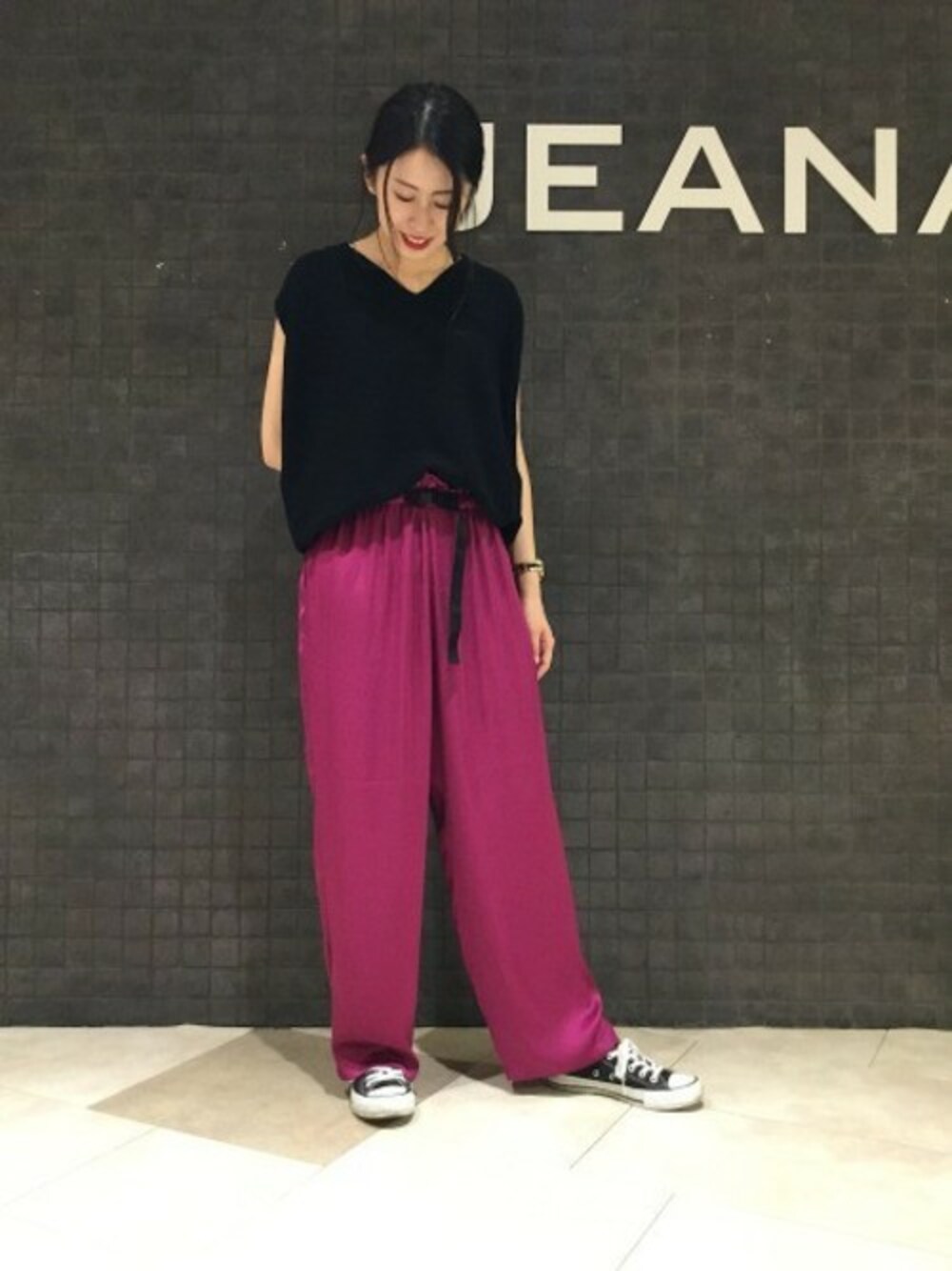 「スニーカー、カジュアル、ブラック、ピンク、JEANASiS、ジーナシス、イージーパンツ、パンツスタイル、サマーニット、晩夏」｜「JEANASISの14GガーターフレンチVSS/805284（ニット/セーター、ブラック系）」を使った、JEANASIS エスパル仙台店STAFFさん（レディース・165cm）の夏コーディネートの1枚目の写真