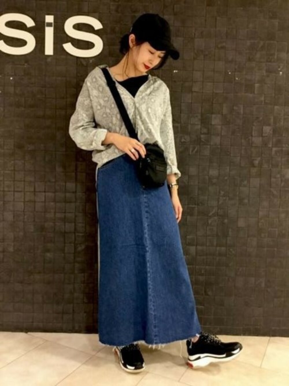 「柄シャツ、JEANASiS、デニムスカート、ジーナシス、スニーカーコーデ、ロングスカート、スポーツミックス、パイソン柄、ダッドスニーカー」｜「JEANASISのシアーアニマルレギュラーシャツ/806926（シャツ/ブラウス、その他）」を使った、JEANASIS エスパル仙台店STAFFさん（レディース・165cm）の夏コーディネートの1枚目の写真
